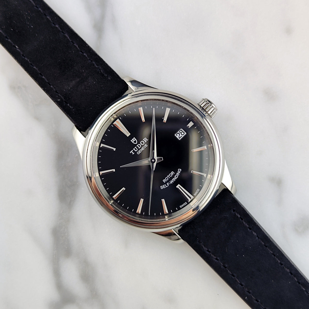 Tudor Genéve Black Dial Papers 2015 Serviced 10/2026 – Vorderansicht auf Zifferblatt und Armband