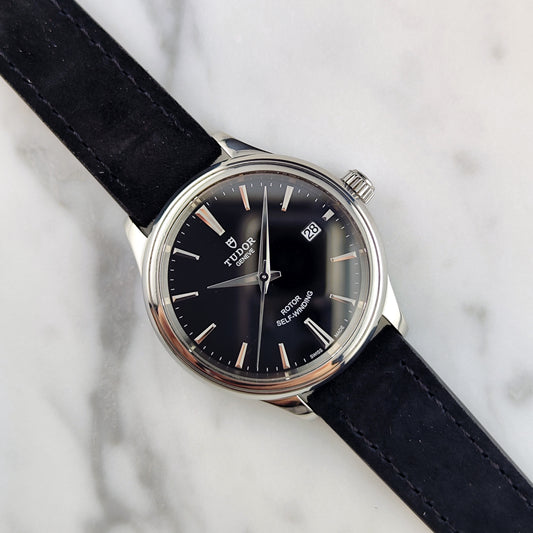 Tudor Genéve Black Dial Papers 2015 Serviced 10/2026 – Vorderansicht auf Zifferblatt und Armband