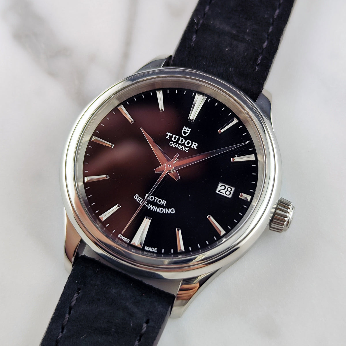 Tudor Genéve Black Dial Papers 2015 Serviced 10/2026 – Schrägansicht Zifferblatt mit Krone