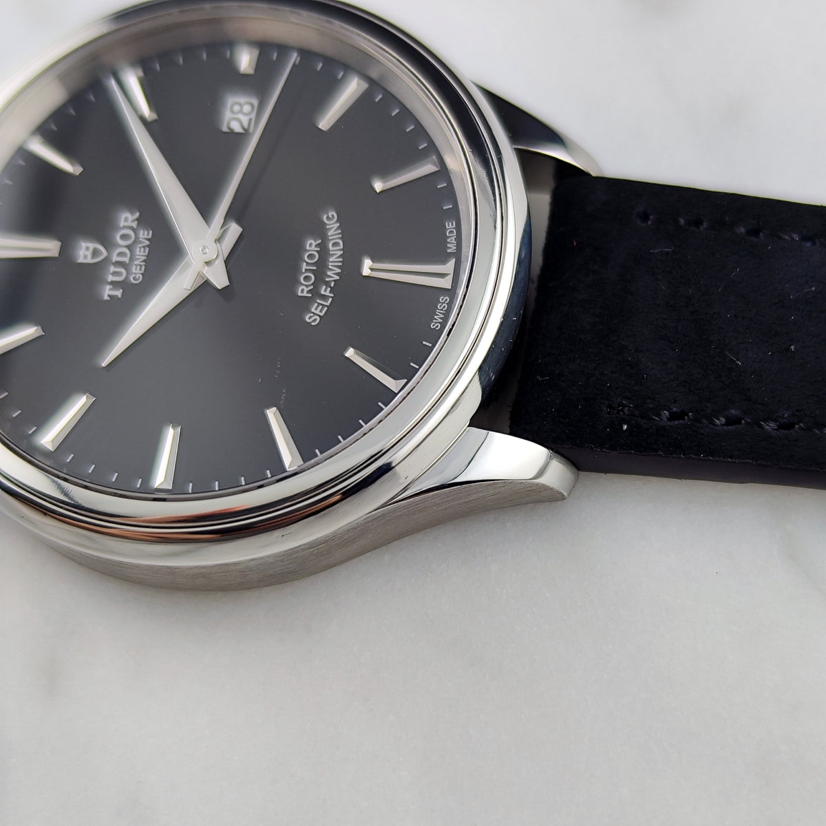 Tudor Genéve Black Dial Papers 2015 Serviced 10/2026 – Seitenansicht mit Krone und Zifferblatt