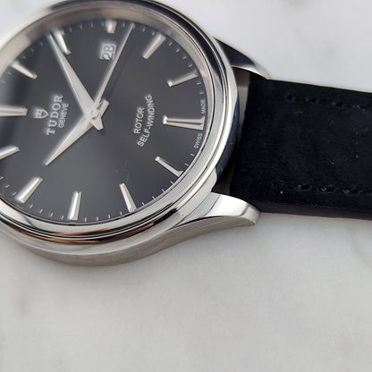 Tudor Genéve Black Dial Papers 2015 Serviced 10/2026 – Seitenansicht mit Krone und Zifferblatt