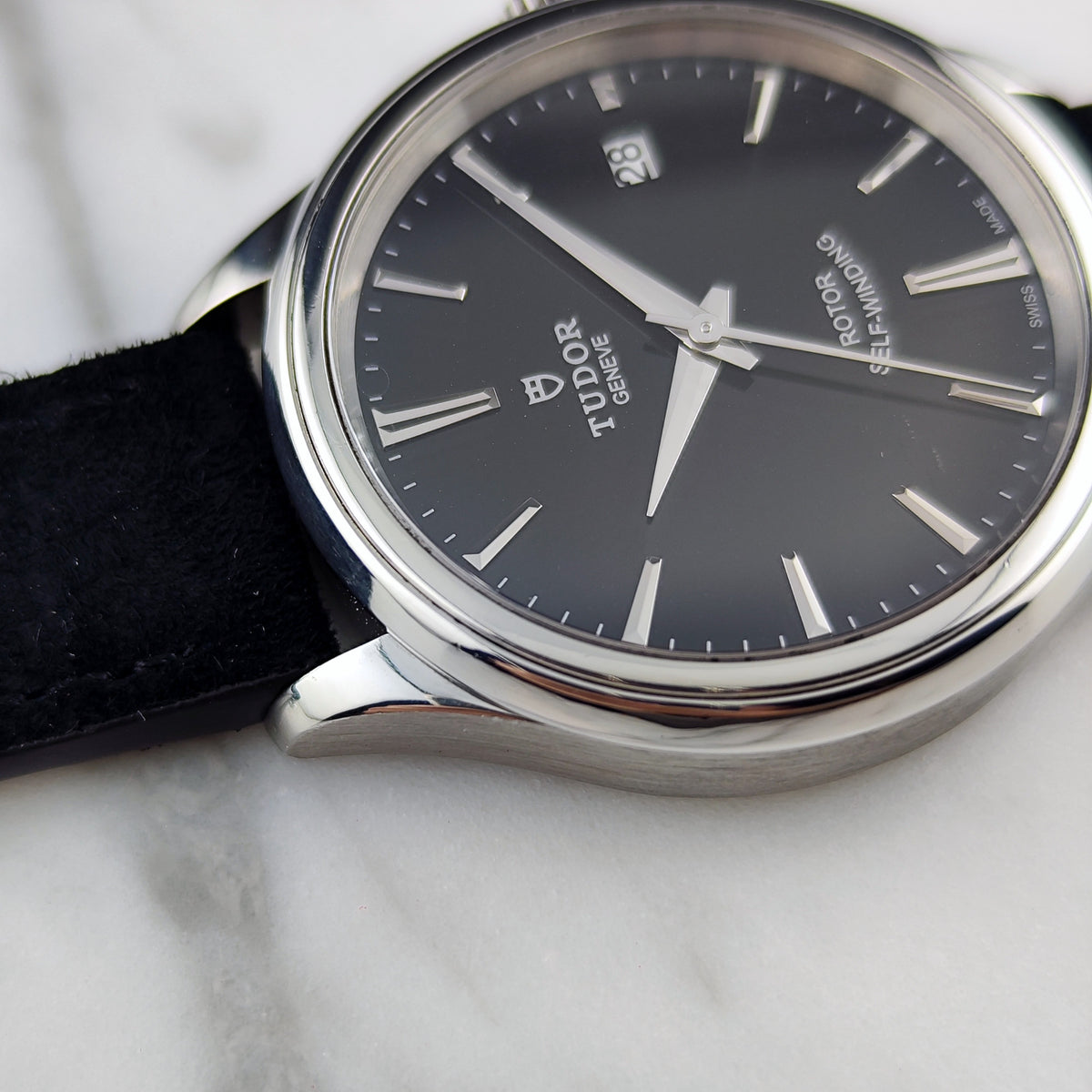 Tudor Genéve Black Dial Papers 2015 Serviced 10/2026 – Zifferblatt in Nahaufnahme mit Datum