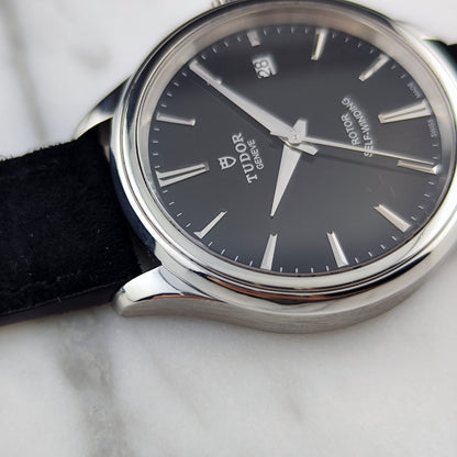 Tudor Genéve Black Dial Papers 2015 Serviced 10/2026 – Zifferblatt in Nahaufnahme mit Datum