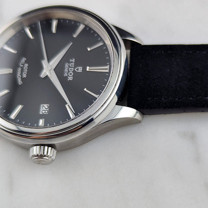Tudor Genéve Black Dial Papers 2015 Serviced 10/2026 – Seitenansicht mit Krone und Band
