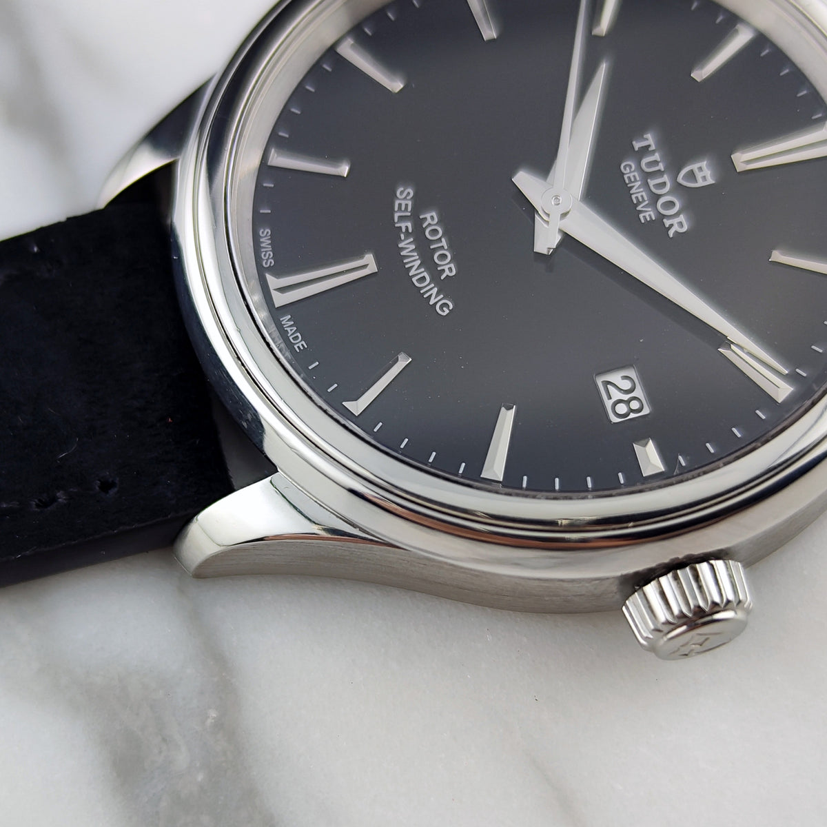 Tudor Genéve Black Dial Papers 2015 Serviced 10/2026 – Seitenansicht mit Krone und Zifferblatt