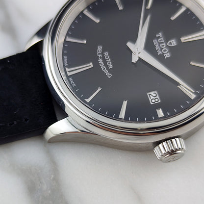 Tudor Genéve Black Dial Papers 2015 Serviced 10/2026 – Seitenansicht mit Krone und Zifferblatt