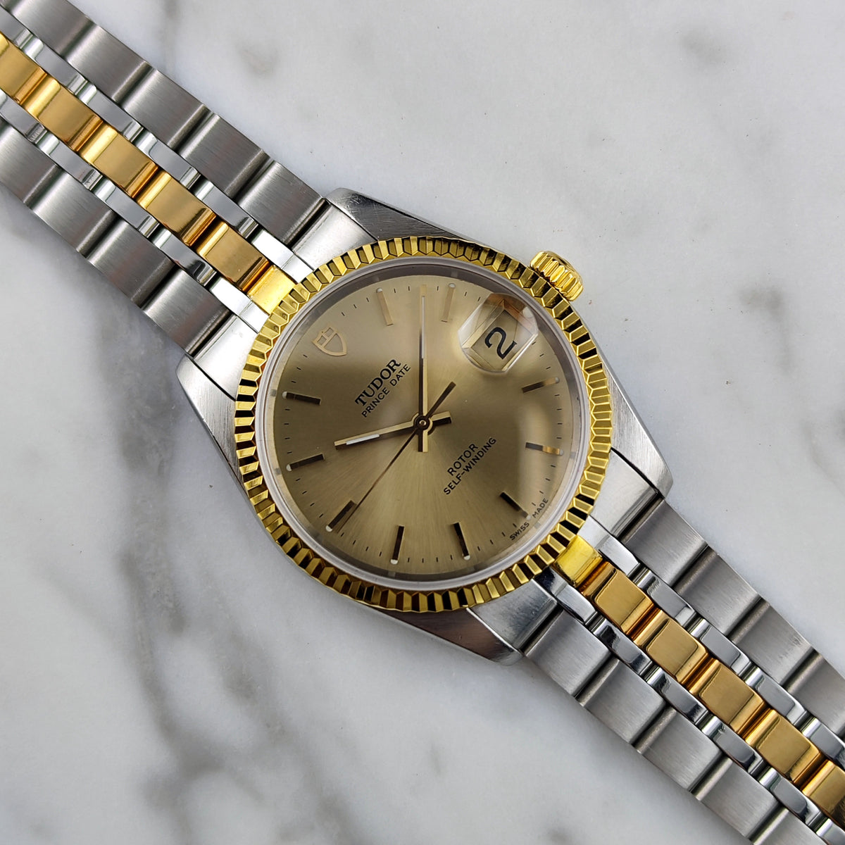 Tudor Prince Date Two-Tone Gold Dial 1997 Serviced 10/2026 – Schrägansicht mit Zifferblatt und Armband