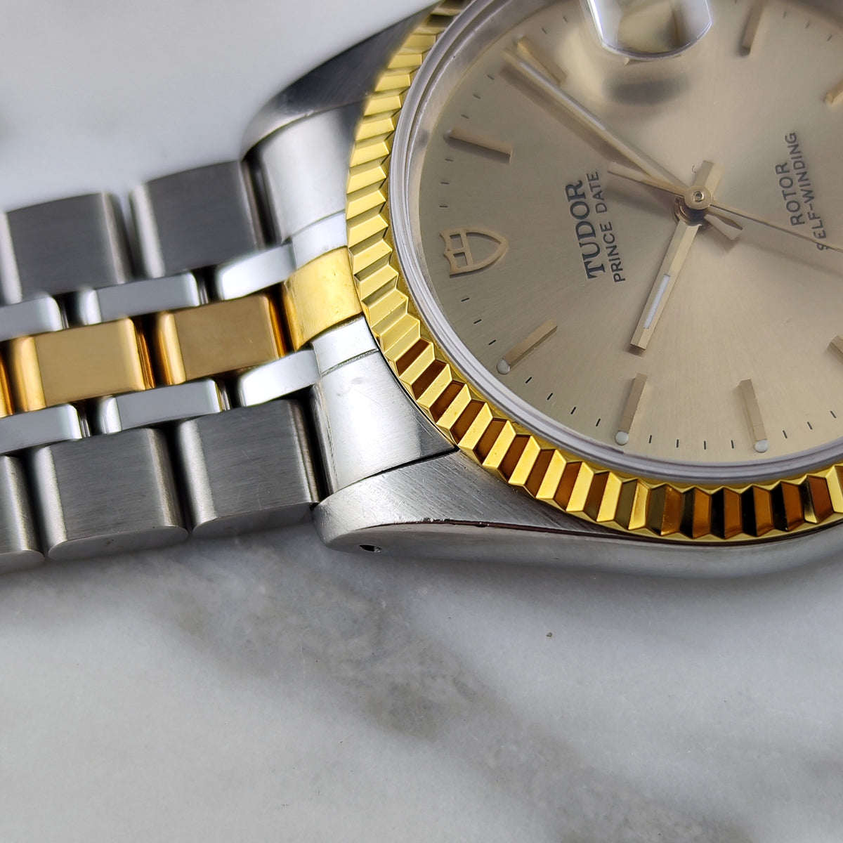 Tudor Prince Date Two-Tone Gold Dial 1997 Serviced 10/2026 – Seitenansicht mit Gehäuse und Band