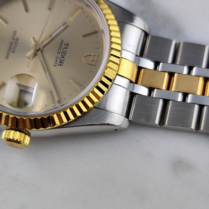Tudor Prince Date Two-Tone Gold Dial 1997 Serviced 10/2026 – Seitenansicht mit Krone und Band