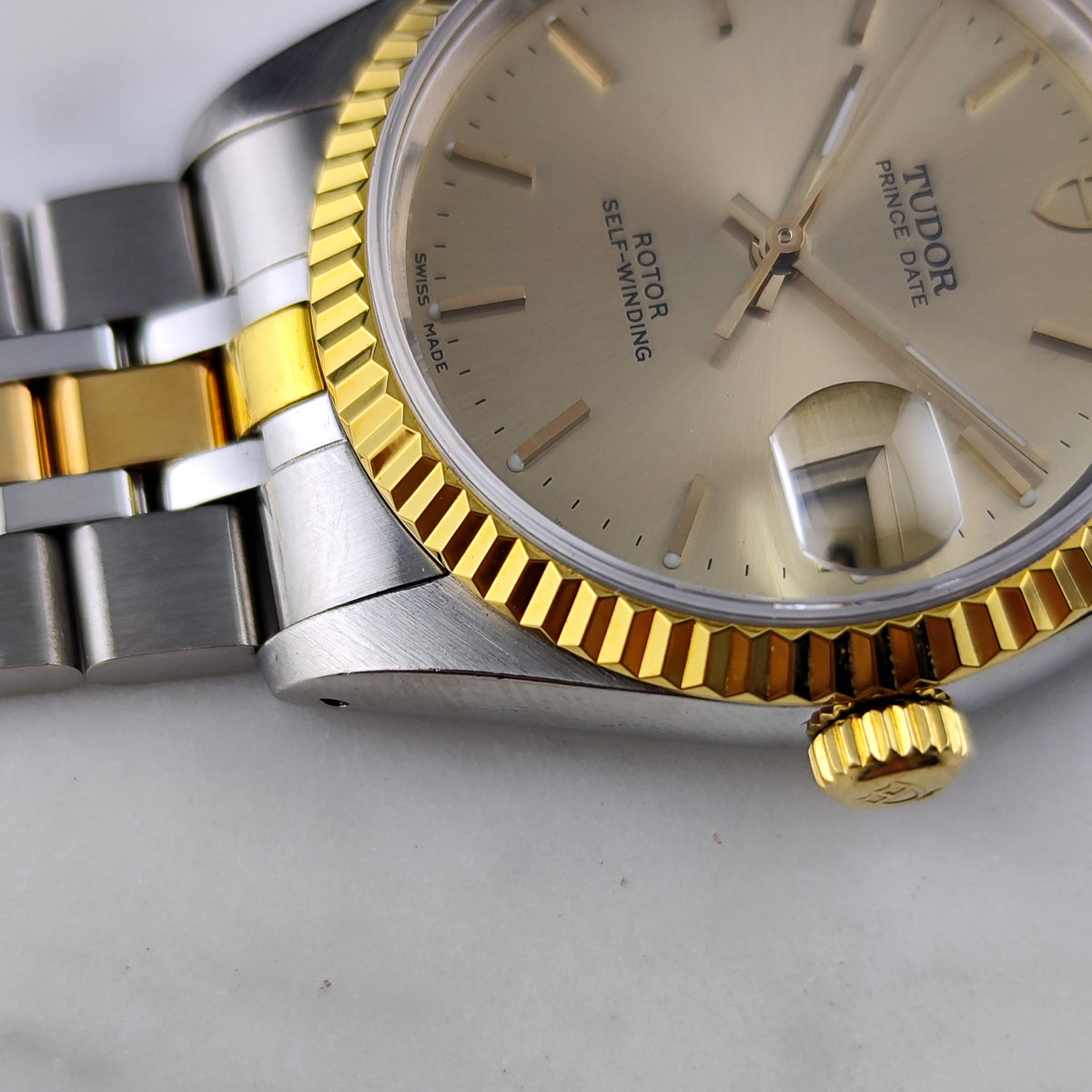 Tudor Prince Date Two-Tone Gold Dial 1997 Serviced 10/2026 – Seitenansicht mit Krone und Zifferblatt