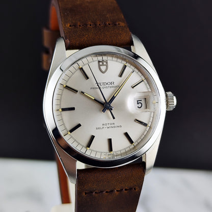 Tudor Prince Oysterdate Silver Dial date 1969 – Vorderansicht am Lederarmband