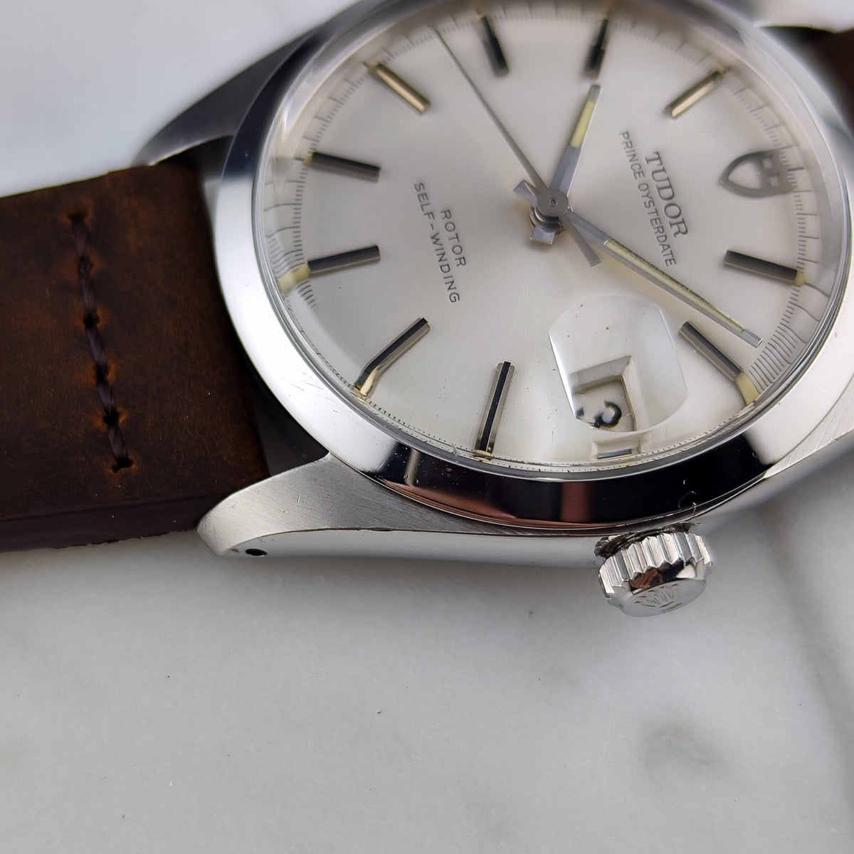 Tudor Prince Oysterdate Silver Dial date 1969 – Zifferblatt mit Krone in Nahaufnahme