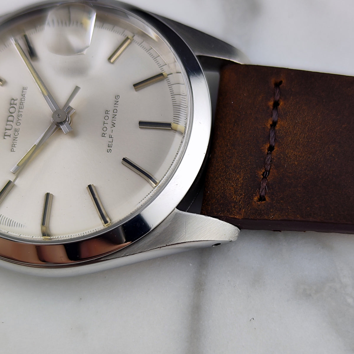 Tudor Prince Oysterdate Silver Dial date 1969 – Zifferblatt mit Lederband in Nahaufnahme